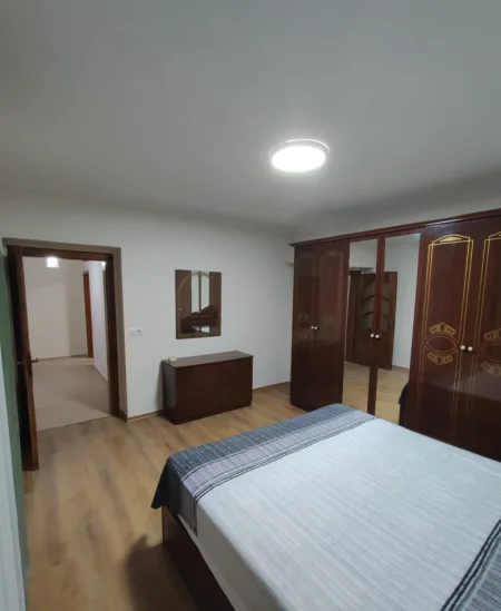 Tirane, jepet me qera apartament 2+1 Kati 2, 90 m² 800 € (Rruga Fortuzi)