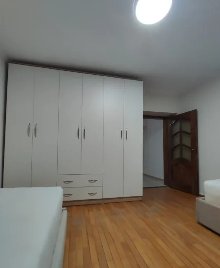 Tirane, jepet me qera apartament 2+1 Kati 2, 90 m² 800 € (Rruga Fortuzi)