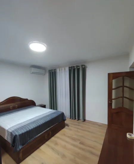 Tirane, jepet me qera apartament 2+1 Kati 2, 90 m² 800 € (Rruga Fortuzi)