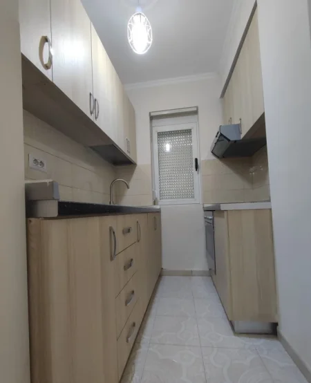 Tirane, jepet me qera apartament 2+1 Kati 2, 90 m² 800 € (Rruga Fortuzi)