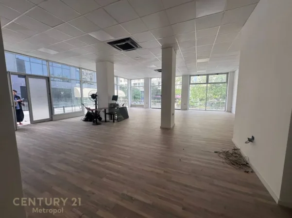 Tirane, jepet me qera ambjent biznesi Kati 0, 170 m² 2.200 €