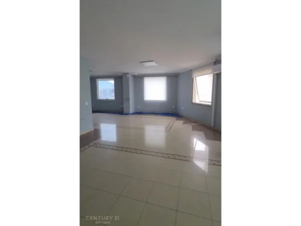 Tirane, jepet me qera zyre , 470 m² 3.400 €