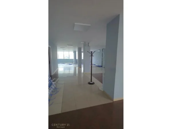 Tirane, jepet me qera zyre , 470 m² 3.400 €