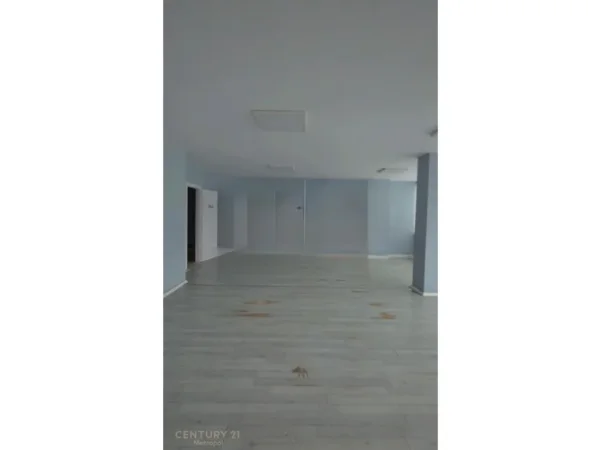 Tirane, jepet me qera zyre , 470 m² 3.400 €