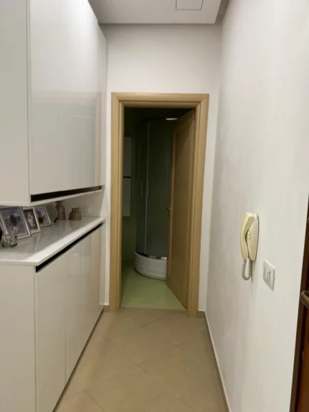 Tirane, jepet me qera apartament 1+1 Kati 8, 62 m² 700 € (Komuna E Parisit)