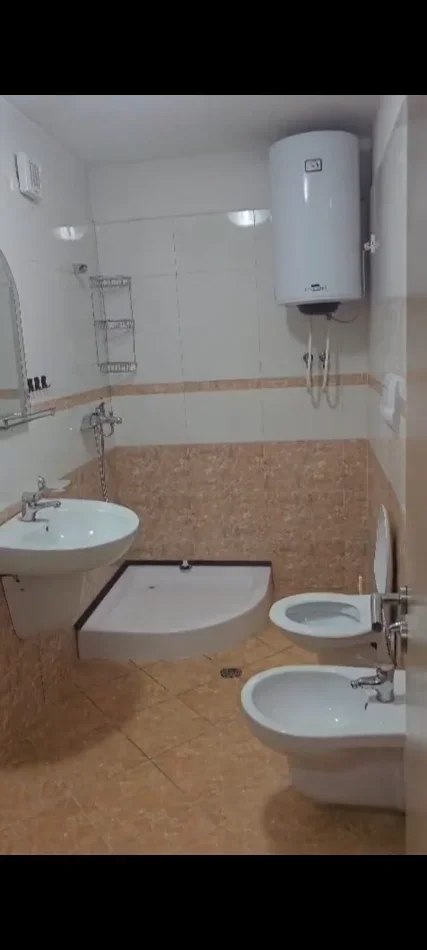 Tirane, jepet me qera apartament 2+1+Ballkon Kati 6, 600 € 