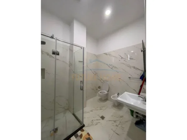 Tirane, jepet me qera apartament 1+1+Ballkon Kati 1, 109 m² 500 € (Liqeni i Thate)