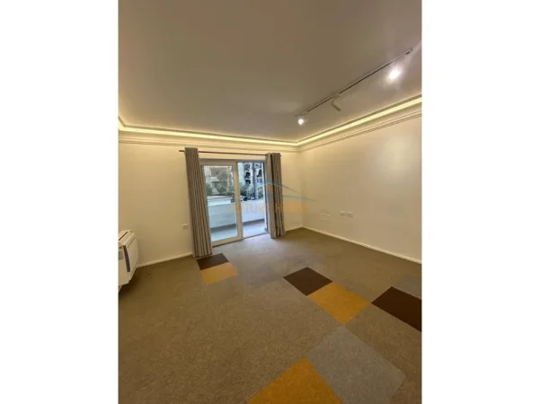 Tirane, jepet me qera ambjent biznesi Kati 2, 130 m² 1.500 € (21 Dhjetori)