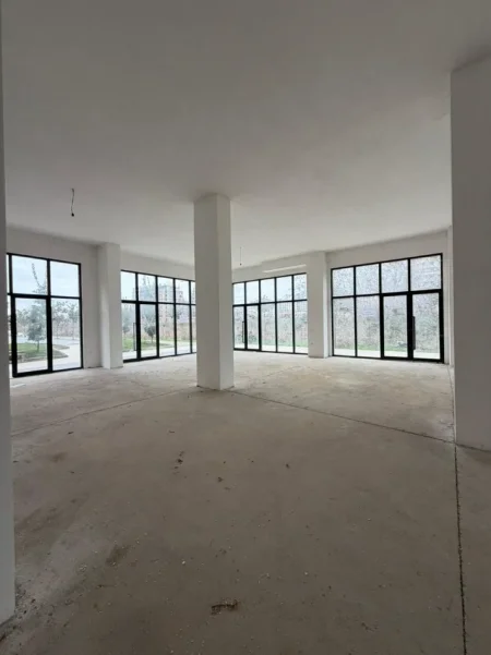 Tirane, jepet me qera ambjent biznesi Kati 0, 300 m² 4.000 € (Green City, Unaza e Re)