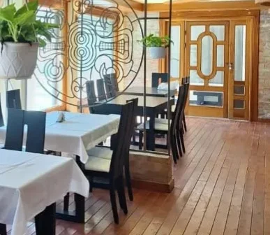 Durres, shes OKAZION. PËR RESTORANTE SHITEN 25 SETE TAVOLINA DRURI NGRËNIE + NGA 4 KARRIKE - ZONA PRANË QERRETIT, KAVAJË - DURRËS. 190 €