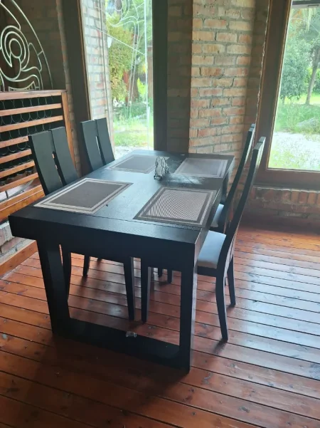 Durres, shes OKAZION. PËR RESTORANTE SHITEN 25 SETE TAVOLINA DRURI NGRËNIE + NGA 4 KARRIKE - ZONA PRANË QERRETIT, KAVAJË - DURRËS. 190 €