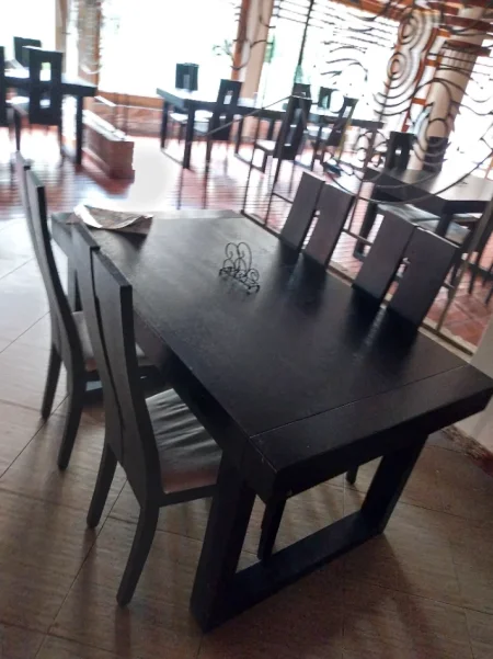 Durres, shes OKAZION. PËR RESTORANTE SHITEN 25 SETE TAVOLINA DRURI NGRËNIE + NGA 4 KARRIKE - ZONA PRANË QERRETIT, KAVAJË - DURRËS. 190 €