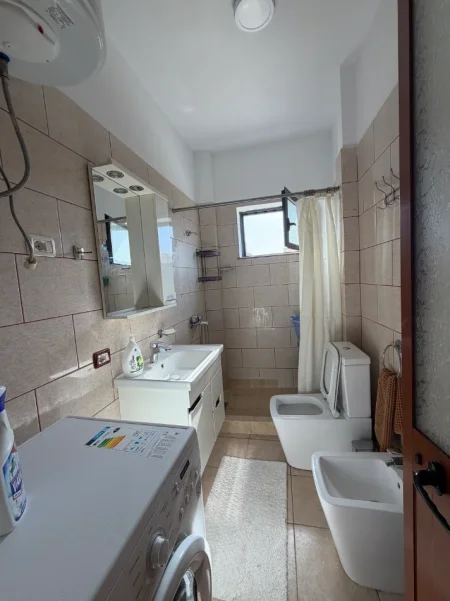 Shqiperi, jepet me qera apartament 2+1+Ballkon Kati 3, 80 m² 500 € (Globe/ Rruga e Kavajes)