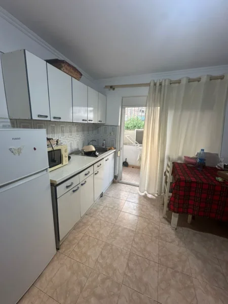 Tirane, jepet me qera apartament 1+1+Ballkon Kati 1, 60 m² 400 € (Ish Restorant Durresi)