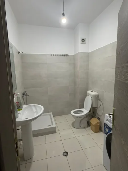 Tirane, jepet me qera apartament 2+1 Kati 5, 89 m² 400 € (Rruga Tom Plezha)