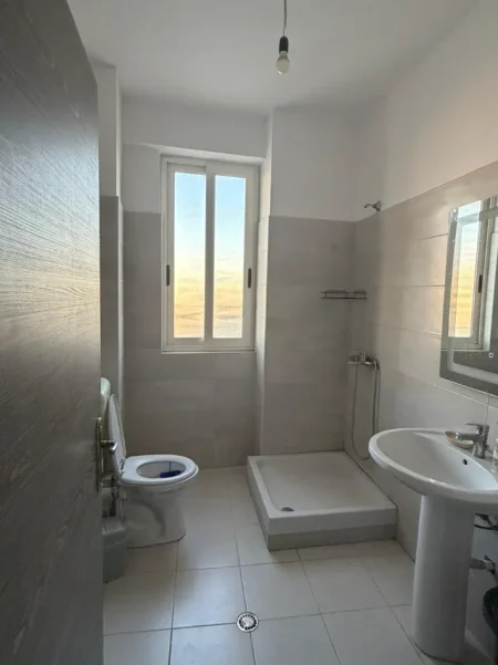 Tirane, jepet me qera apartament 2+1 Kati 5, 89 m² 400 € (Rruga Tom Plezha)