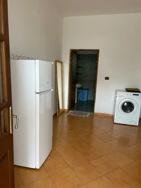 Tirane, jepet me qera shtepi 1+1 Kati 1, 70 m² 370 € (Hajdar konomi)