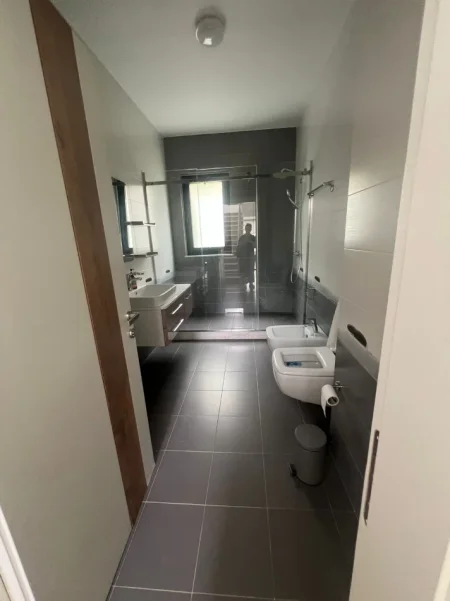 Tirane, jepet me qera Vile 5+1 Kati 2, 340 m² 2.800 € 