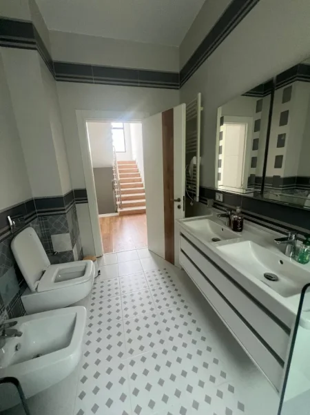 Tirane, jepet me qera Vile 5+1 Kati 2, 340 m² 2.800 € 