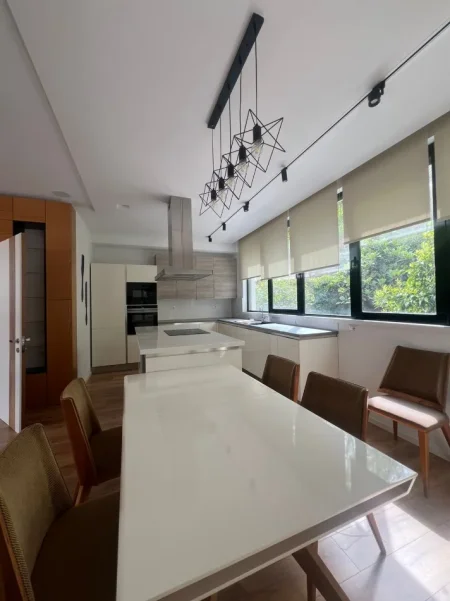Tirane, jepet me qera Vile 5+1 Kati 2, 340 m² 2.800 € 