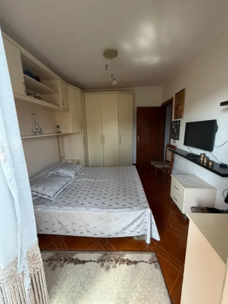 Shitet apartament 2+1 tek Komuna e Parisit 235.000 €