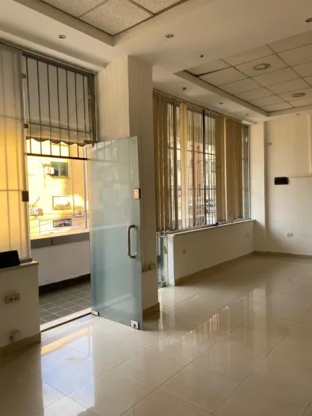 Tirane, jepet me qera zyre , 66 m² 600 € (Rruga e Dibrës)
