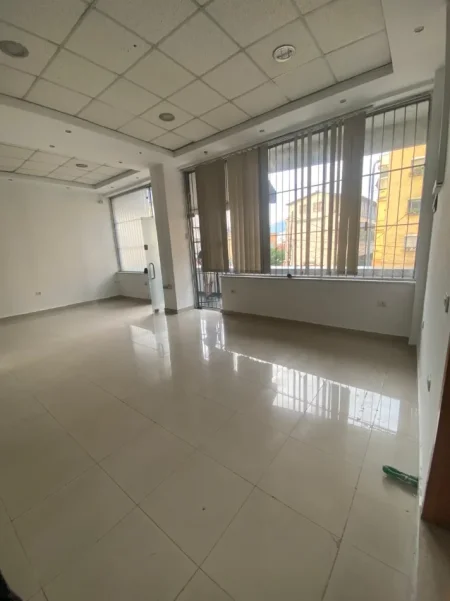 Tirane, jepet me qera zyre , 66 m² 600 € (Rruga e Dibrës)