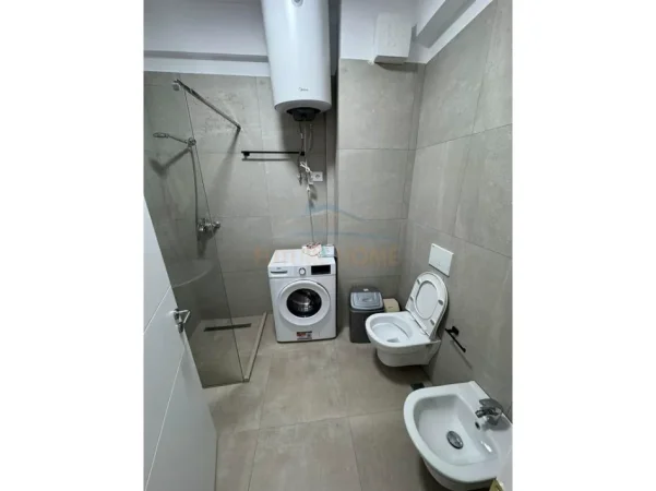 Tirane, jepet me qera apartament 1+1 Kati 4, 75 m² 550 € (UNAZA E RE)
