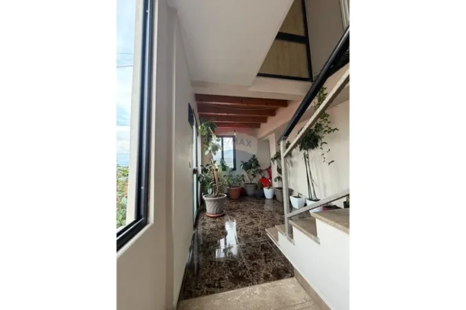 Tirane, shitet , 800.000 € (Vore)