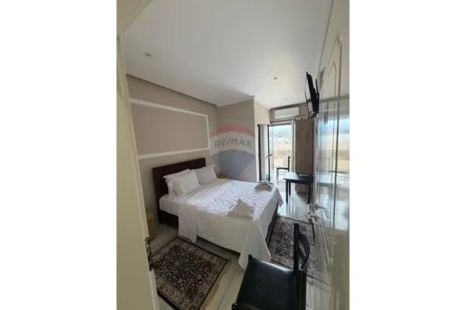 Tirane, shitet , 800.000 € (Vore)