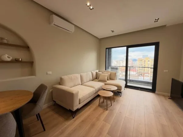 Tirane, jepet me qera apartament 1+1+Ballkon Kati 7, 64 m² 1000 € (Rruga e Barrikadave)