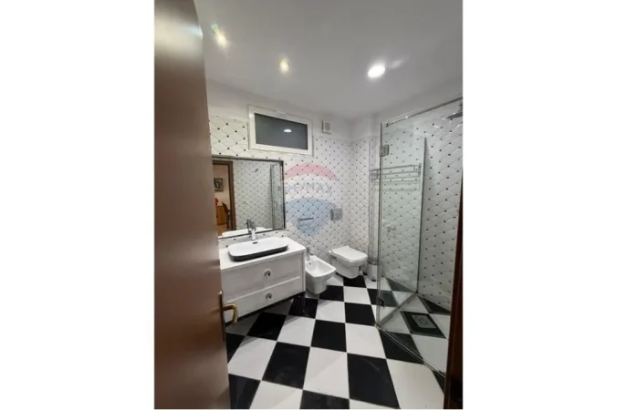 Tirane, jepet me qera 2+1 , 102 m² 880 € (Mine Peza)