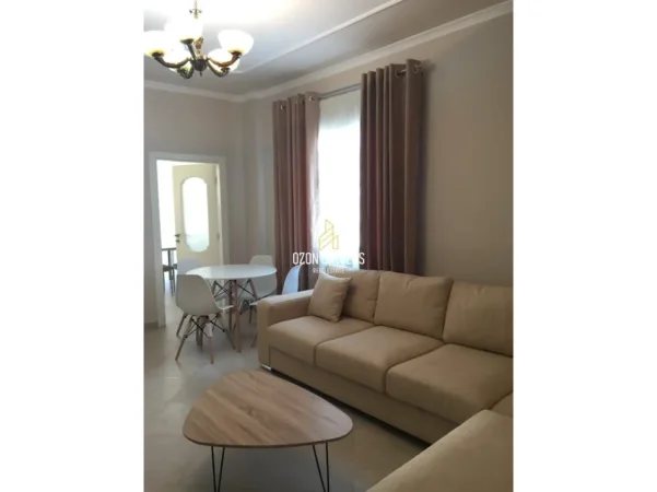 Tirane, jepet me qera apartament 1+1+Ballkon Kati 5, 65 m² 450 € (Rruga Shefqet Kuka)