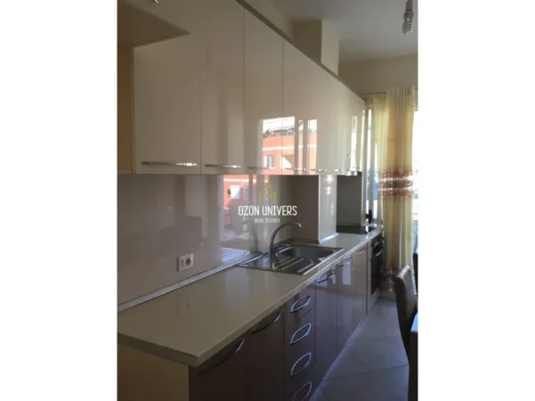 Tirane, jepet me qera apartament 1+1+Ballkon Kati 5, 65 m² 450 € (Rruga Shefqet Kuka)