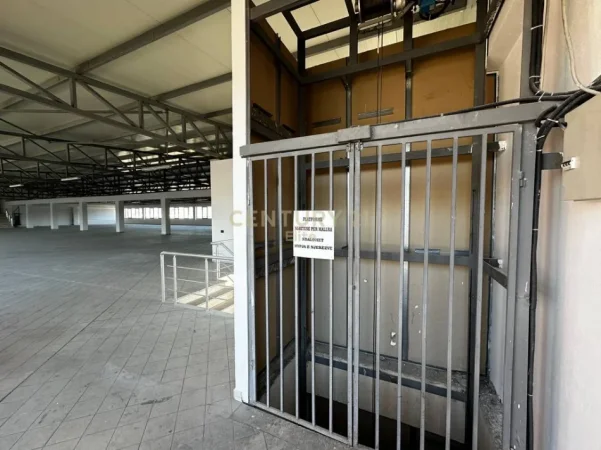 Tirane, jepet me qera magazine Kati 2, 1.800 m² 6.000 € (Prane QTU)