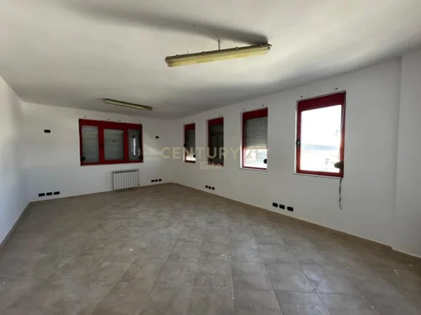 Tirane, jepet me qera magazine Kati 2, 1.800 m² 6.000 € (Prane QTU)