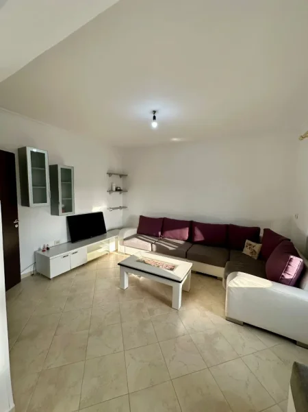 (KOMISIONI 0) Jepet me qera apartament 1+1+Ballkon+1 dhome gatimi ne Laprake 40,000 Leke/ Muaj