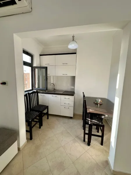 (KOMISIONI 0) Jepet me qera apartament 1+1+Ballkon+1 dhome gatimi ne Laprake 40,000 Leke/ Muaj