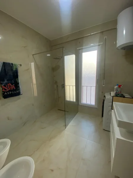 Tirane, jepet me qera apartament 2+1+Ballkon Kati 6, 97 m² 1.100 € (Pazari i Ri)