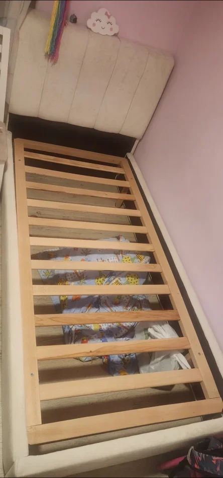 Tirane, shes Shiten 2 krevate tek.korniza dhe zgara PA DYSHEK. Jane 200 × 100. Per dyshek 190 me 90. 180 €