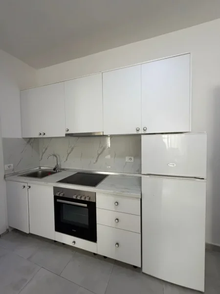 Tirane, jepet me qera apartament 1+1 Kati 2, 45 m² 400 € (Rruga 5 Maji 400 E Muaj I Diskutueshem)