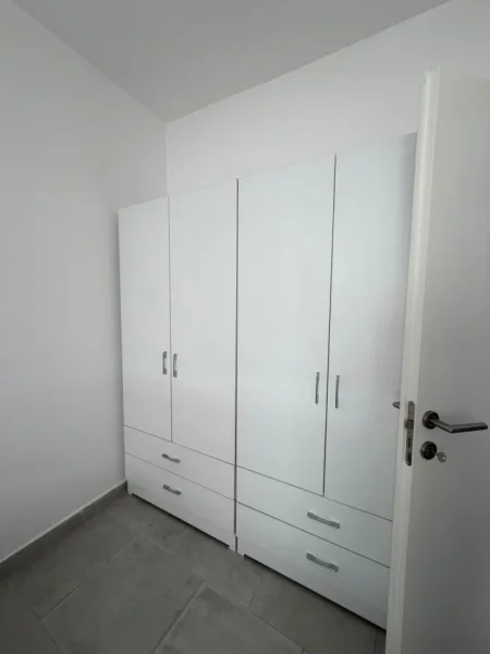 Tirane, jepet me qera apartament 1+1 Kati 2, 45 m² 400 € (Rruga 5 Maji 400 E Muaj I Diskutueshem)