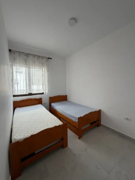 Tirane, jepet me qera apartament 1+1 Kati 2, 45 m² 400 € (Rruga 5 Maji 400 E Muaj I Diskutueshem)