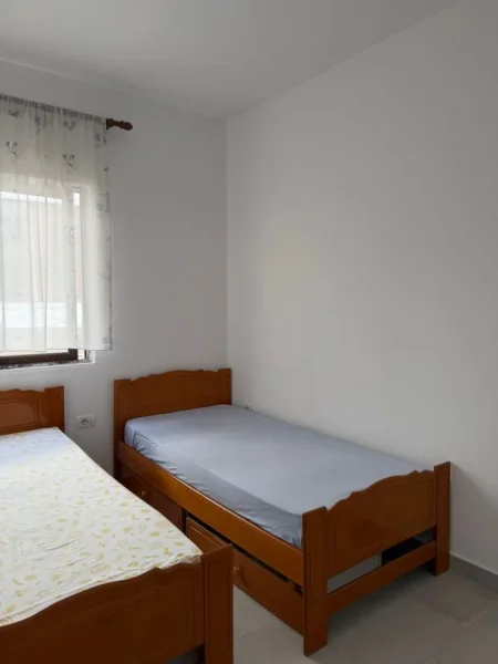 Tirane, jepet me qera apartament 1+1 Kati 2, 45 m² 400 € (Rruga 5 Maji 400 E Muaj I Diskutueshem)