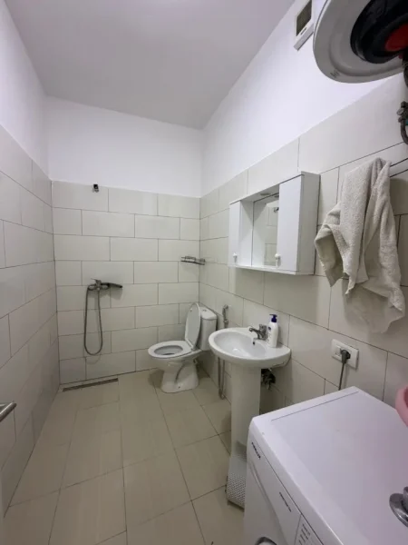 Tirane, jepet me qera apartament 1+1 Kati 2, 45 m² 400 € (Rruga 5 Maji 400 E Muaj I Diskutueshem)