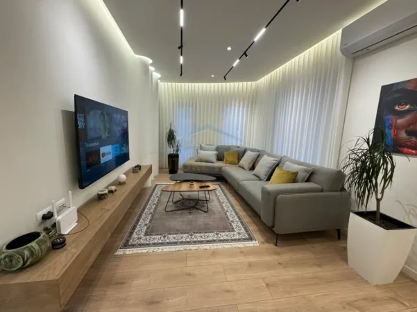 Tirane, jepet me qera apartament 2+1+Ballkon Kati 4, 119 m² 1.000 € (zogu i zi)