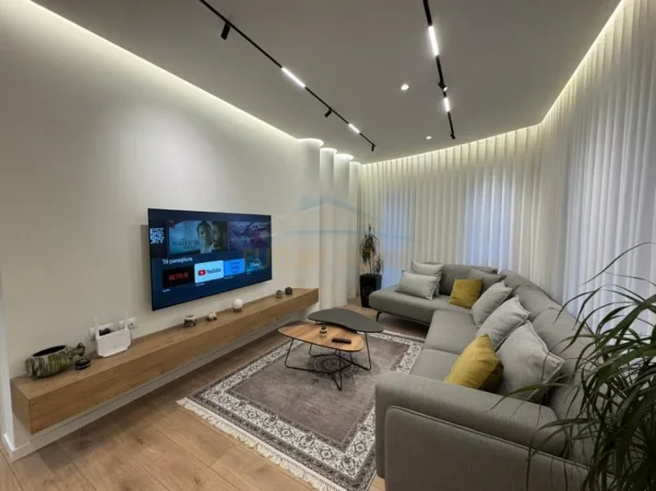 Tirane, jepet me qera apartament 2+1+Ballkon Kati 4, 119 m² 1.000 € (zogu i zi)