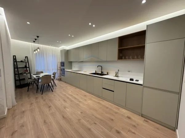 Tirane, jepet me qera apartament 2+1+Ballkon Kati 4, 119 m² 1.000 € (zogu i zi)