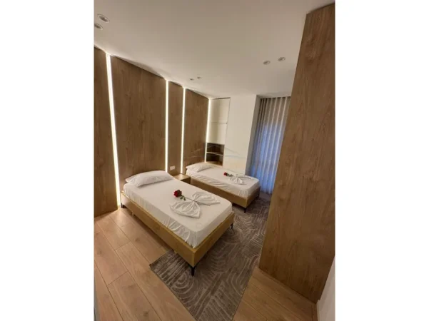 Tirane, jepet me qera apartament 2+1+Ballkon Kati 4, 119 m² 1.000 € (zogu i zi)