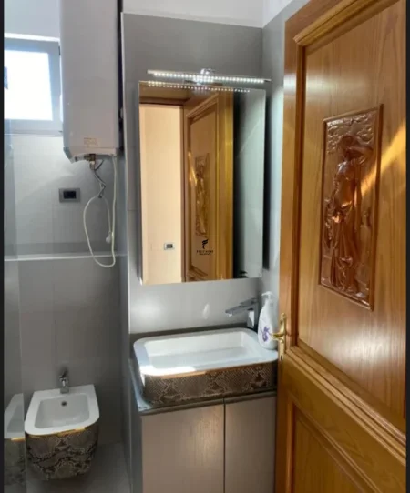 Tirane, jepet me qera apartament 1+1 Kati 9, 65 m² 600 € (MYSLYM SHYRI)